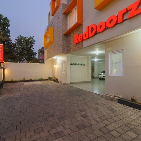 Готель Reddoorz Near Taman Makam Pahlawan Cikutra Бандунг Екстер'єр фото